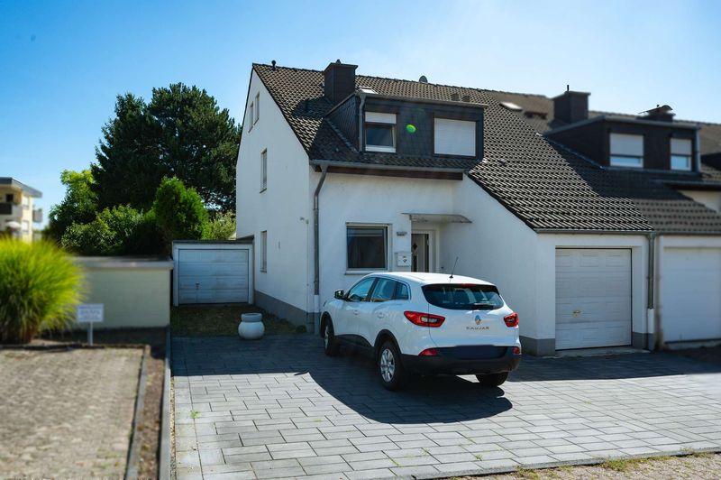 Familienfreundliches Reihenendhaus mit Garten, zwei Garagen und viel Platz in Frohlinde!